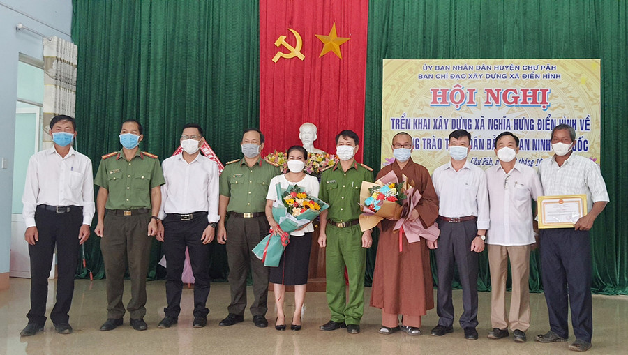 Lãnh đạo các đơn vị, địa phương tặng hoa chúc mừng Ban chỉ đạo xây dựng phong trào. Ảnh: Hữu Trường