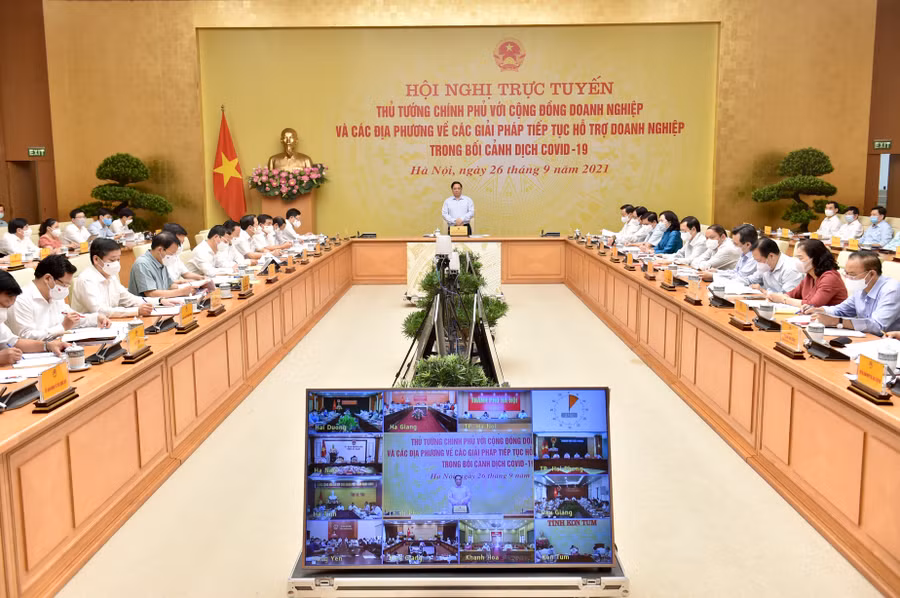 Hội nghị trực tuyến Thủ tướng Chính phủ với cộng đồng doanh nghiệp và các địa phương về các giải pháp tiếp tục hỗ trợ doanh nghiệp trong bối cảnh dịch COVID-19. Ảnh VGP/Nhật Bắc