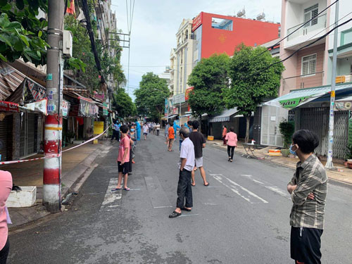 Đã có những ngày dân chung cư xếp hàng chờ đến lượt lấy mẫu xét nghiệm. Đã có những ngày dân chung cư xếp hàng chờ đến lượt lấy mẫu xét nghiệm