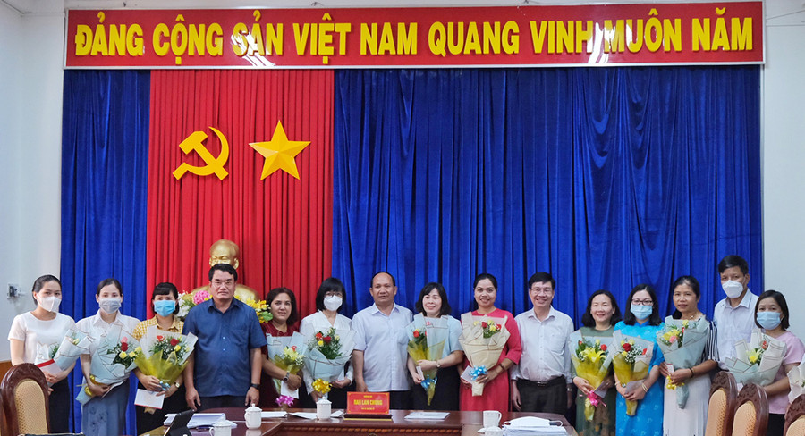 Phó Bí thư Tỉnh ủy Rơ Lan Chung (thứ 7 từ trái sang) tặng hoa chúc mừng Thường trực Hội LHPN tỉnh nhân Ngày Phụ nữ Việt Nam 20-10. Ảnh: Hoàng Ngọc Phó Bí thư Tỉnh ủy Rơ Lan Chung (thứ 7 từ trái sang) tặng hoa chúc mừng nhân ngày 20-10. Ảnh: Hoàng Ngọc