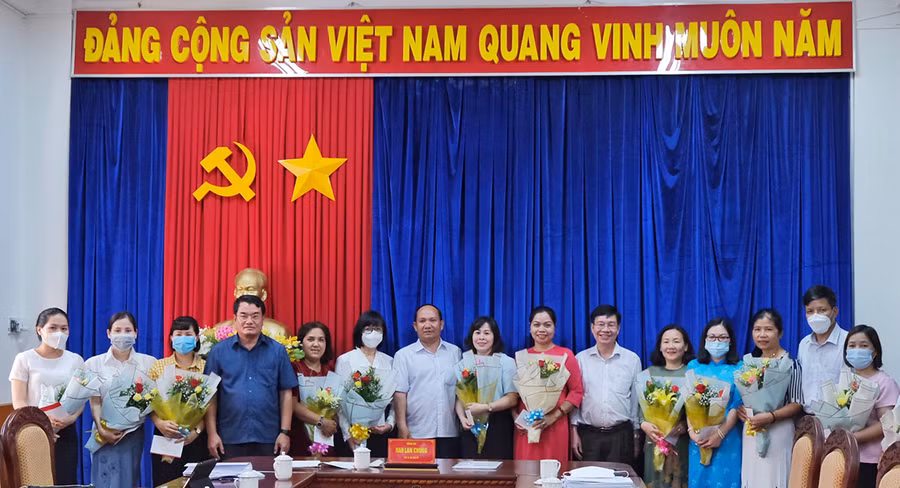 Phó Bí thư Tỉnh ủy Rơ Lan Chung (thứ 7 từ trái sang) tặng hoa chúc mừng nhân ngày 20-10. Ảnh: Hoàng Ngọc 