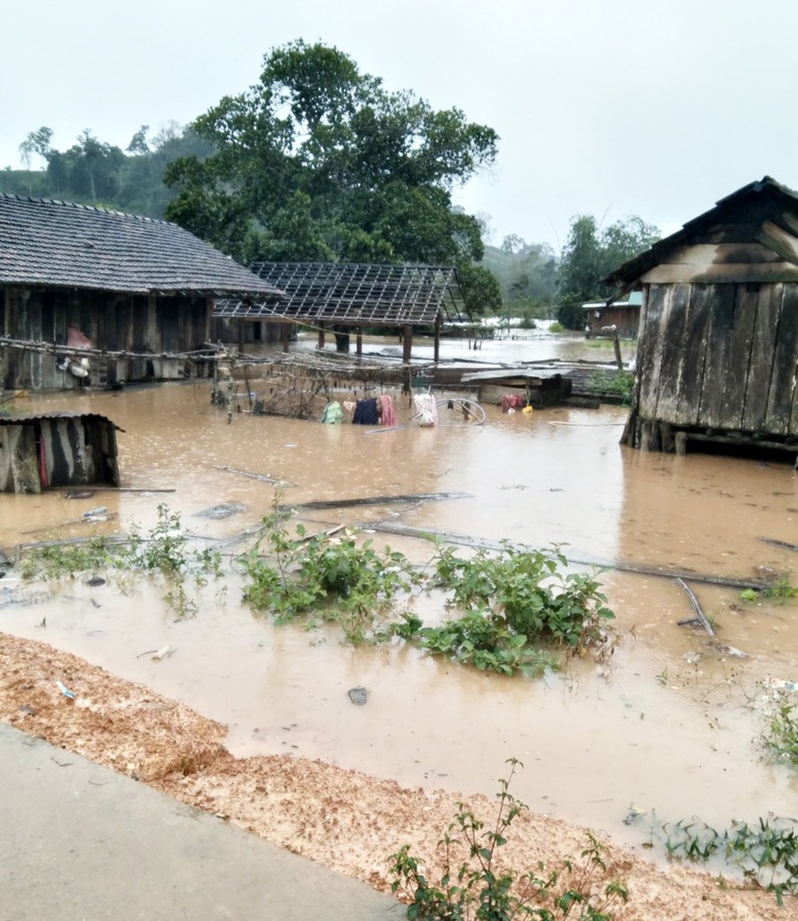 Nhà dân ở làng Kong Bông (xã Đak Rong, huyện Kbang) bị ngập lụt. Ảnh: Hồng Hạnh