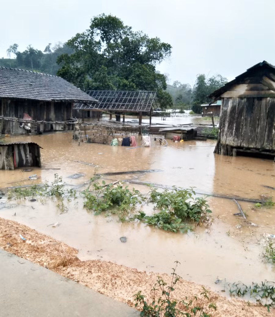 Nhà dân ở làng Kong Bông (xã Đak Rong, huyện Kbang) bị ngập lụt. Ảnh: Hồng Hạnh