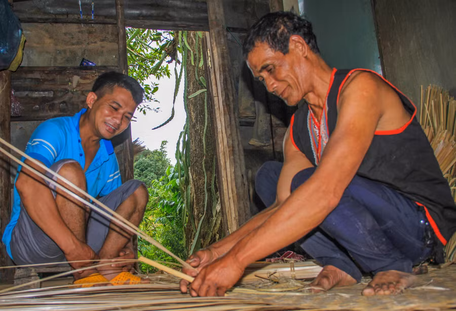 Nghệ nhân A Yăo luôn sẵn sàng truyền nghề cho thế hệ trẻ. Ảnh: HT