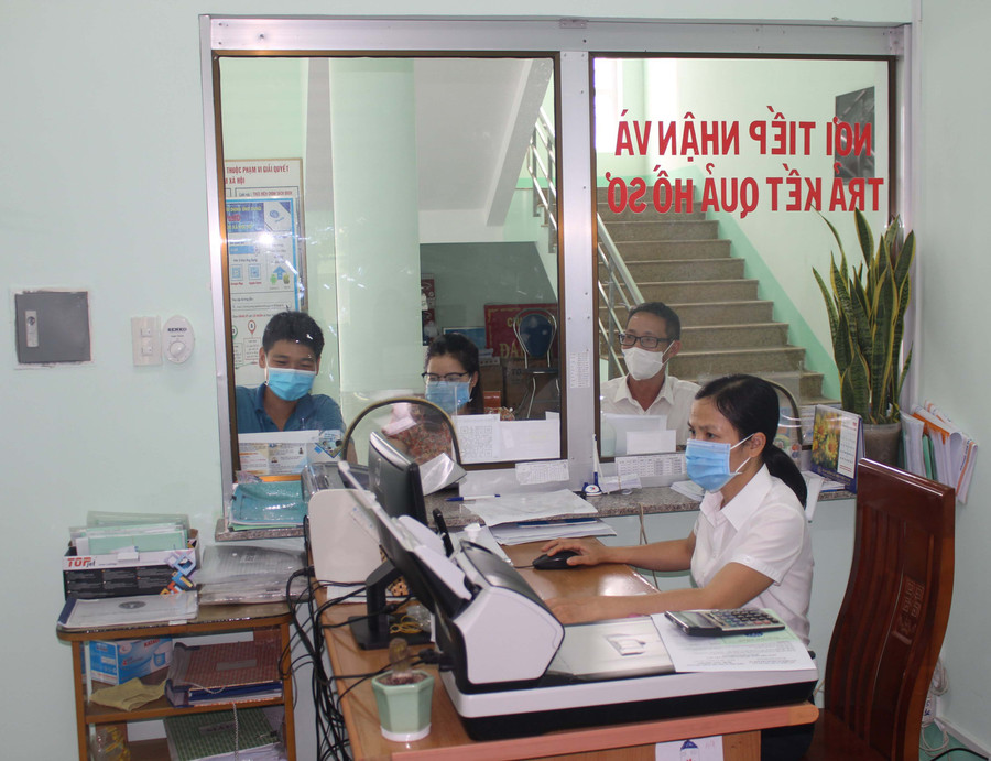 Đến chiều 4-10, nhân viên BHXH huyện Đak Pơ đã nhận hồ sơ của 12 đơn vị và 8 cá nhân gửi về đăng ký hỗ trợ theo Nghị quyết 116 và Quyết định 28. Ảnh: Như Nguyện