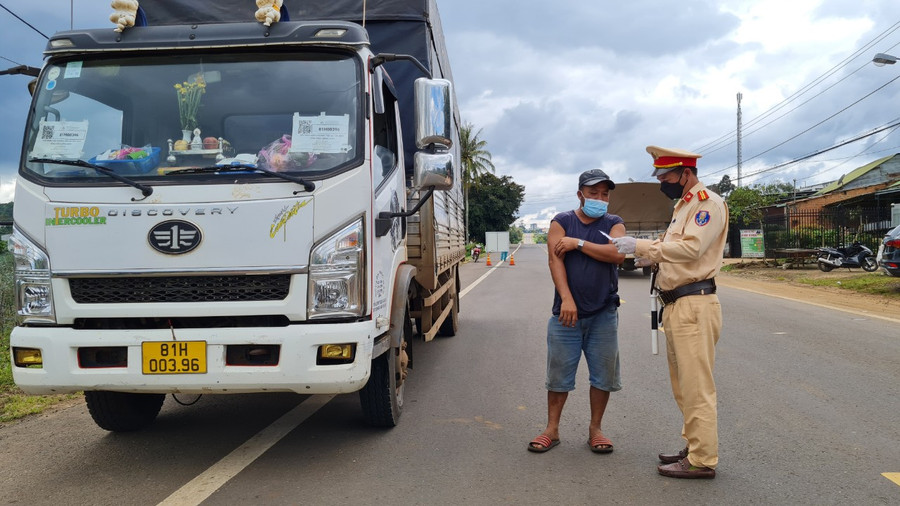 Lực lượng Cảnh sát Giao thông Công an TP. Pleiku kiểm tra phương tiện "luồng xanh" vào thành phố trên tuyến quốc lộ 14. Ảnh: Bá Bính Lực lượng Cảnh sát Giao thông Công an TP. Pleiku kiểm tra phương tiện