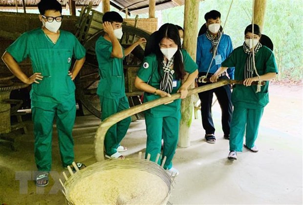 Lực lượng tuyến đầu phòng chống dịch COVID-19 tham gia trải nghiệm tại điểm đến trong khuôn khổ Chương trình về nguồn với những tour du lịch thí điểm của Thành phố Hồ Chí Minh. Ảnh: TTXVN phát