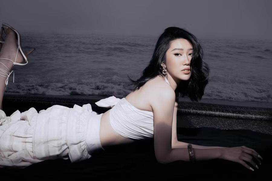 Bên cạnh đó, cô còn chủ động khoe lợi thế hình thể chuẩn bằng những cách tạo dáng đa dạng như các người mẫu. Ảnh: NVCC