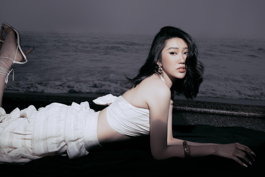 Bên cạnh đó, cô còn chủ động khoe lợi thế hình thể chuẩn bằng những cách tạo dáng đa dạng như các người mẫu. Ảnh: NVCC Bên cạnh đó, cô còn chủ động khoe lợi thế hình thể chuẩn bằng những cách tạo dáng đa dạng như các người mẫu. Ảnh: NVCC