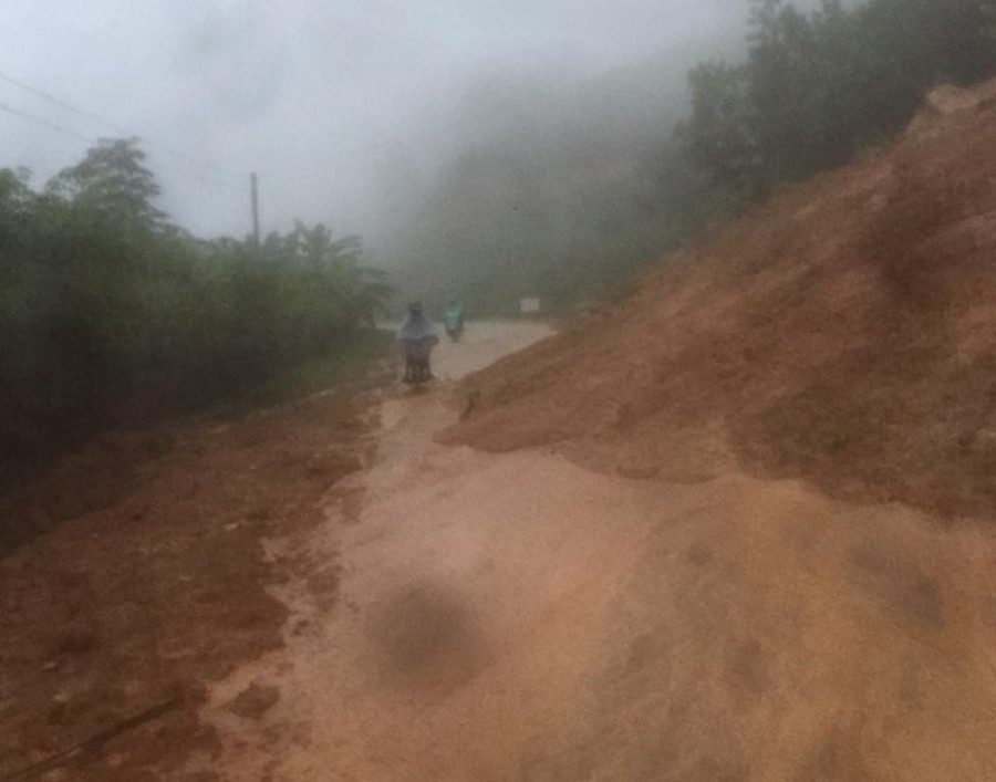 Tuyến đường đi xã Sơn Mùa, H.Sơn Tây (Quảng Ngãi) bị sạt lở. Ảnh: Hải Phong