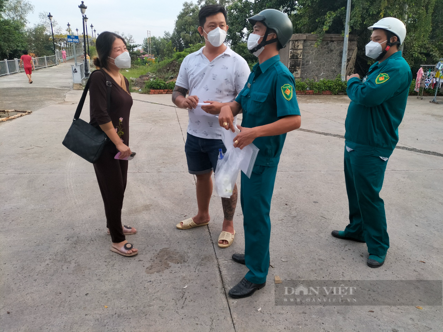 Chị Nguyễn Thanh Thái Hà (32 tuổi), làm việc với lực lượng dân phòng tại quận 8 để biết rõ tình hình của bệnh nhân Covid-19 đã mất. Ảnh: Chinh Hoàng