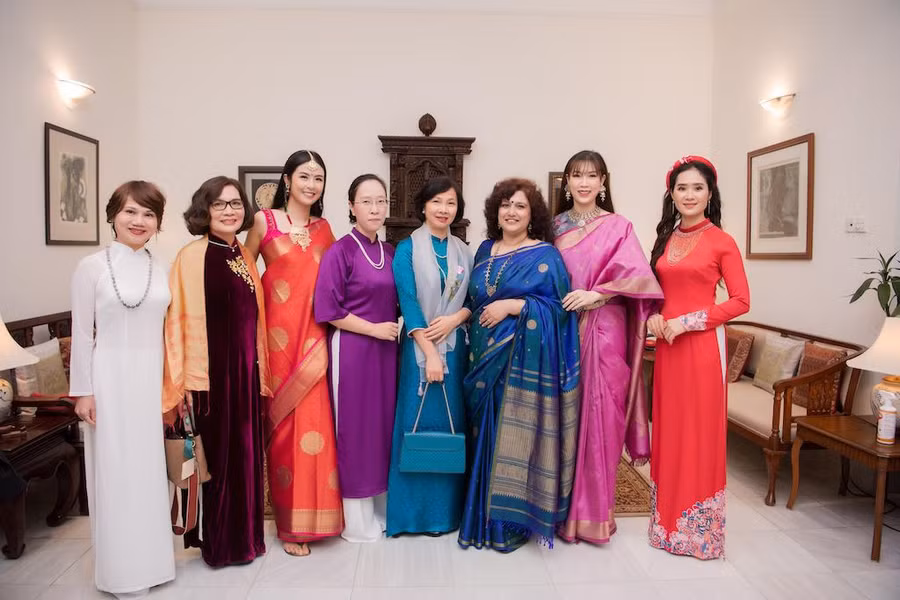 Hai nàng hậu của Việt Nam chụp ảnh kỷ niệm cùng phu nhân Đại sứ Ấn Độ (saree xanh) và các khách mời. Ảnh: Vũ Toàn