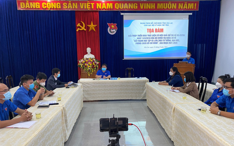 Câu lạc bộ Lý luận trẻ tỉnh tổ chức tọa đàm về “Giải pháp triển khai thực hiện có hiệu quả Chỉ thị số 05 về học tập và làm theo tư tưởng, đạo đức, phong cách Hồ Chí Minh giai đoạn 2021-2026”. Ảnh: Hà Đức Thành Câu lạc bộ Lý luận trẻ tỉnh tổ chức tọa đàm về “Giải pháp triển khai thực hiện có hiệu quả Chỉ thị số 05 về học tập và làm theo tư tưởng, đạo đức, phong cách Hồ Chí Minh giai đoạn 2021-2026”. Ảnh: Hà Đức Thành