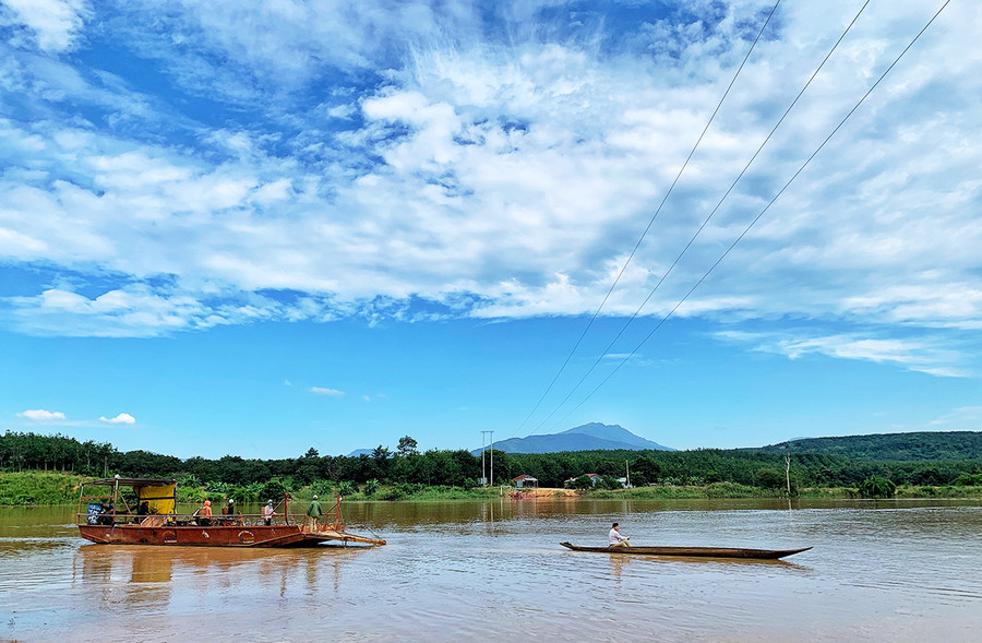 Hầu hết người dân qua lại tại bến đò làng Nú (xã Ia Khai, huyện Ia Grai) đều không mang áo phao. Ảnh: Văn Ngọc Hầu hết người dân qua lại tại bến đò làng Nú, xã Ia Khai đều không mang áo phao. Ảnh: Văn Ngọc