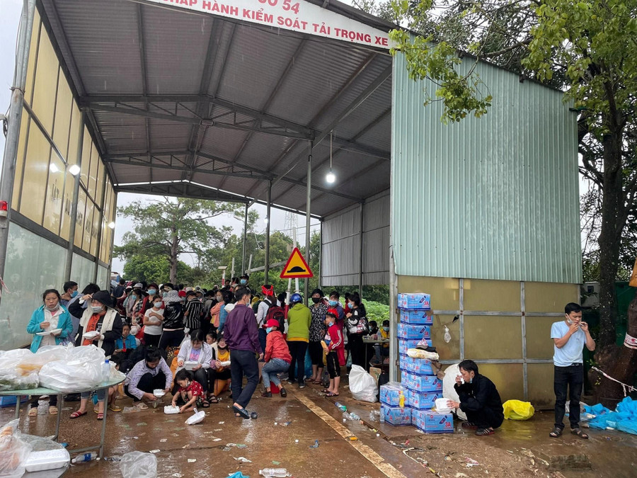 Cơn mưa kéo dài nhiều ngày qua đã khiến cho mọi hoạt động trở nên bất tiện. Ảnh: Đức Nhật Cơn mưa kéo dài nhiều ngày qua đã khiến cho mọi hoạt động trở nên bất tiện. Ảnh: Đức Nhật
