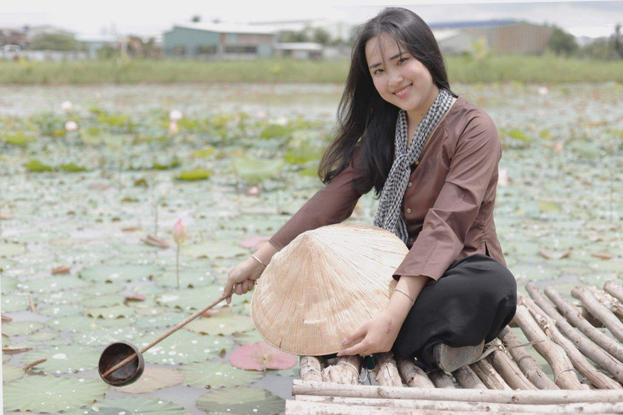 "Cô Thắm về làng" hòa mình vào cuộc sống nông thôn. Ảnh: NVCC