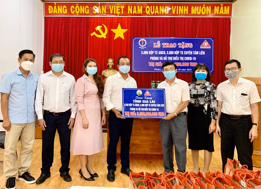 Đại diện Trường Sinh Group trao biển tượng trưng cho ngành Y tế. Ảnh: Như Nguyện
