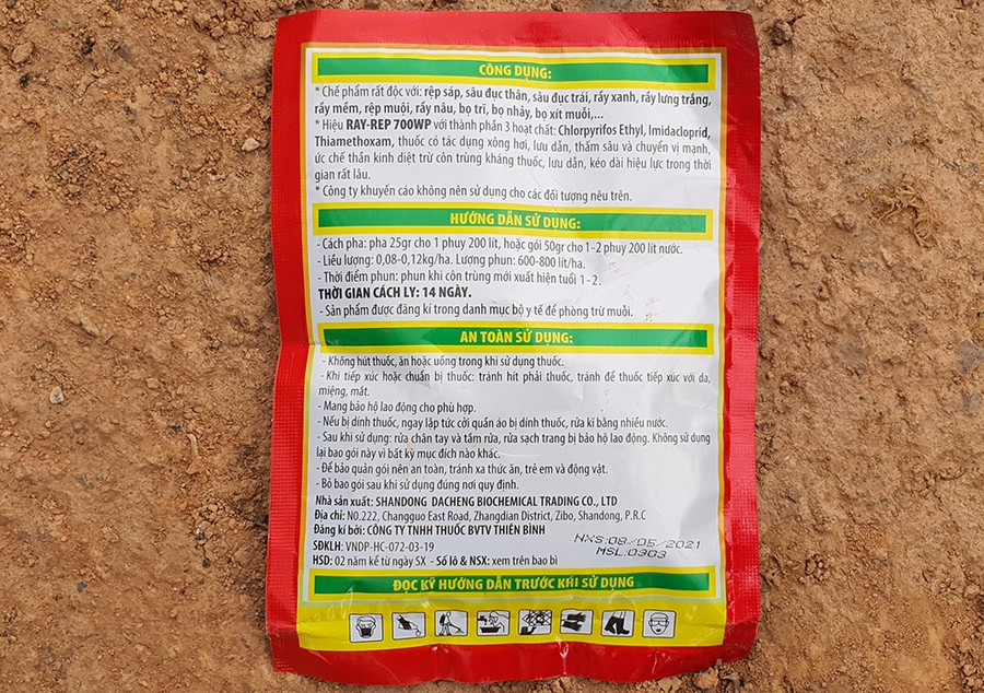 Mặt sau gói thuốc mà nông dân dùng sử dụng cho hoa cúc. Ảnh: Gia Bình