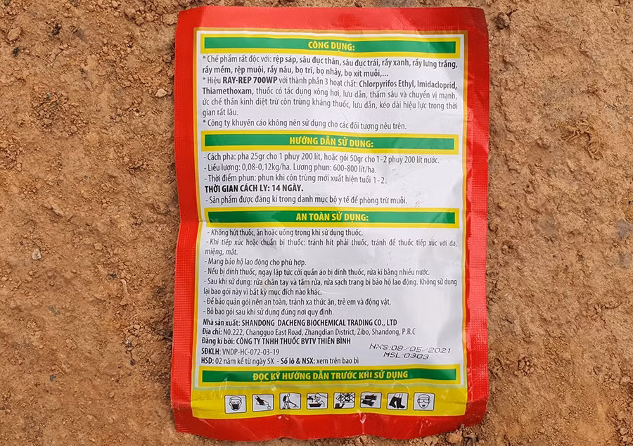 Mặt sau gói thuốc mà nông dân dùng sử dụng cho hoa cúc. Ảnh: Gia Bình