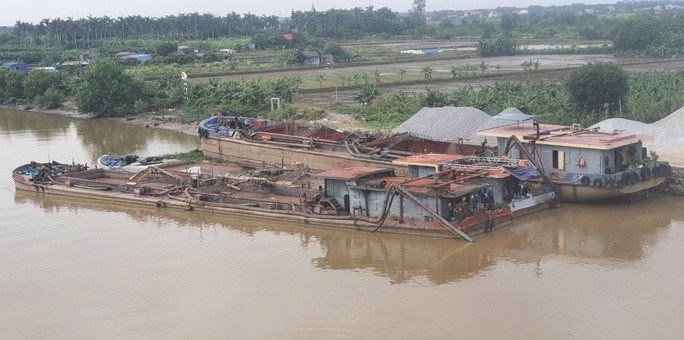 Tàu khai thác cát trái phép bị tạm giữ