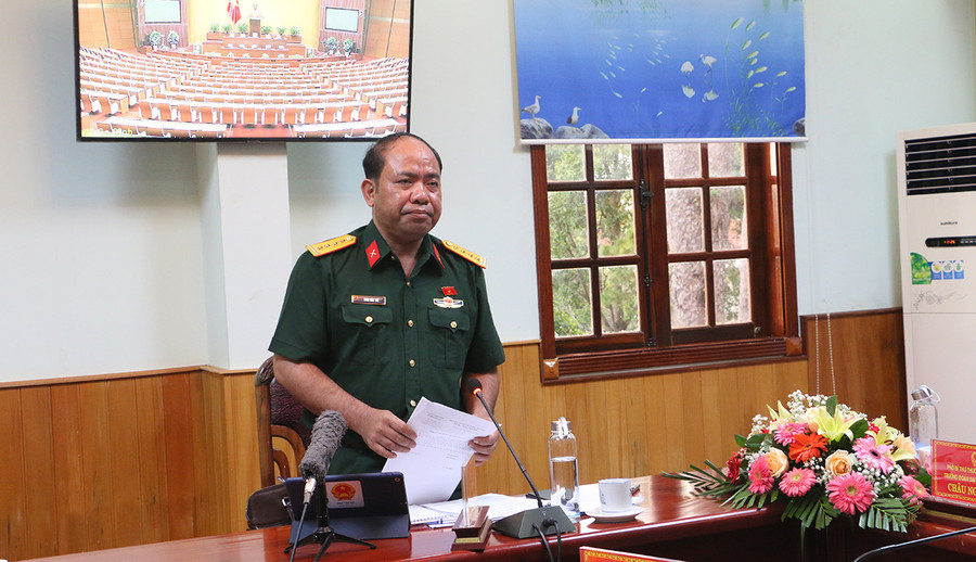 Đại biểu Đinh Văn Thê-Đại tá, Phó Chỉ huy trưởng Bộ Chỉ huy Quân sự tỉnh tham gia ý kiến trong phiên làm việc chiều 20-10, kỳ họp thứ 2 Quốc hội XV. Ảnh: Quang Tấn Đại biểu Đinh Văn Thê-Phó Chỉ huy trưởng Bộ Chỉ huy Quân sự tỉnh tham gia góp ý. Ảnh: Quang Tấn