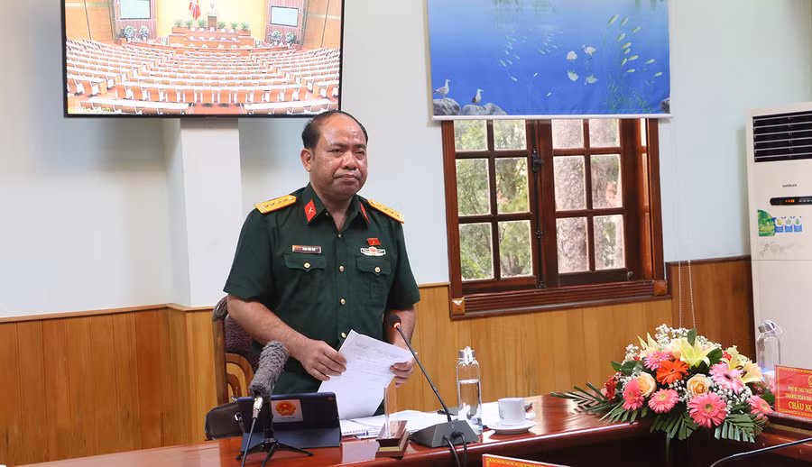 Đại biểu Đinh Văn Thê-Phó Chỉ huy trưởng Bộ Chỉ huy Quân sự tỉnh tham gia góp ý. Ảnh: Quang Tấn