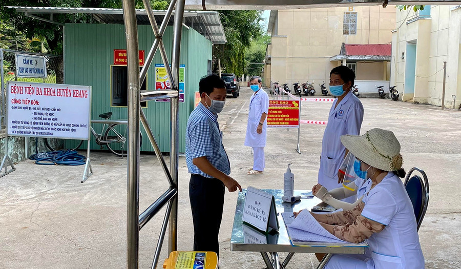  Đoàn công tác của Sở Y tế Gia Lai kiểm tra tại Trung tâm Y tế huyện Kbang vừa qua. Ảnh: Như Nguyện