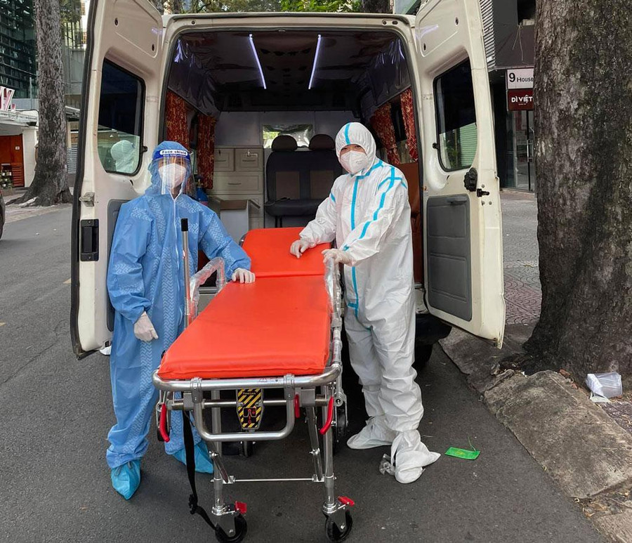 Bàn giao xe cứu thương cho dự án Bệnh viện tại nhà. Ảnh: Hoàng Vy