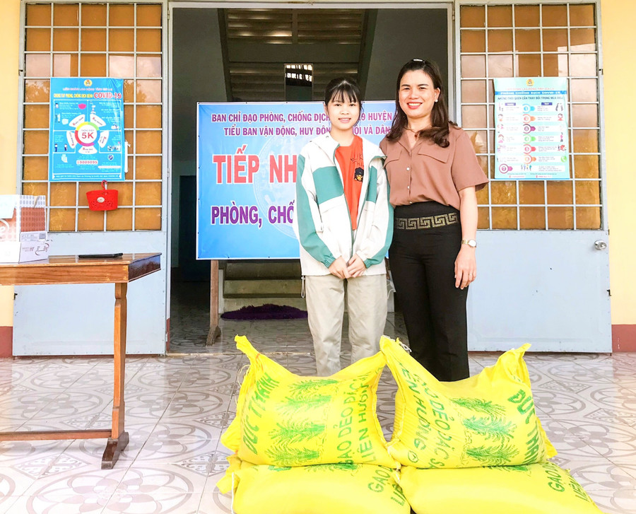 Em Nguyễn Ngọc Bảo Trân (lớp 7A5, Trường THCS Nguyễn Bỉnh Khiêm) ủng hộ 100 kg gạo cho công tác phòng-chống dịch Covid-19