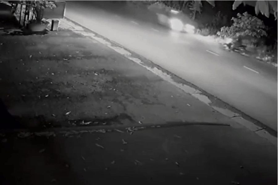 Hiện trường vụ việc hai ô tô tông một chiến sĩ cảnh sát cơ động. Ảnh: Cắt từ clip  Hiện trường vụ việc hai ô tô tông một chiến sĩ cảnh sát cơ động. Ảnh: Cắt từ clip