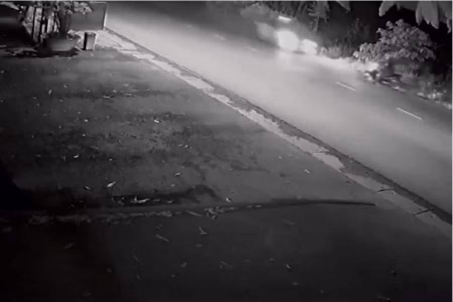  Hiện trường vụ việc hai ô tô tông một chiến sĩ cảnh sát cơ động. Ảnh: Cắt từ clip