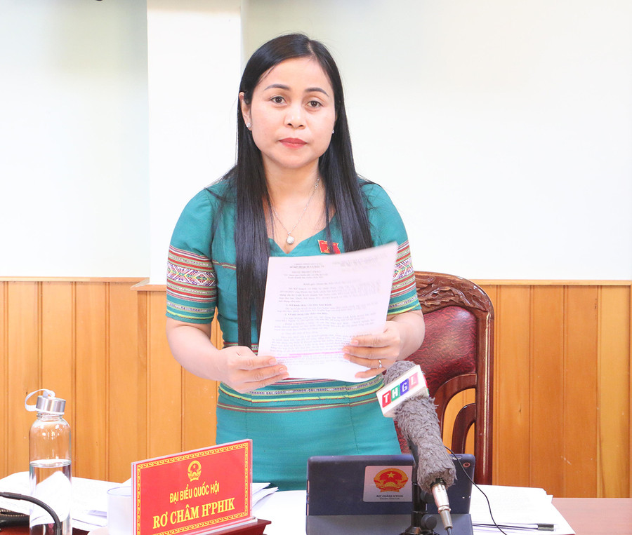  Đại biểu Rơ Châm H’Phik-Chủ tịch Ủy ban MTTQ Việt Nam huyện Chư Păh tham gia thảo luận tại tổ. Ảnh: Quang Tấn