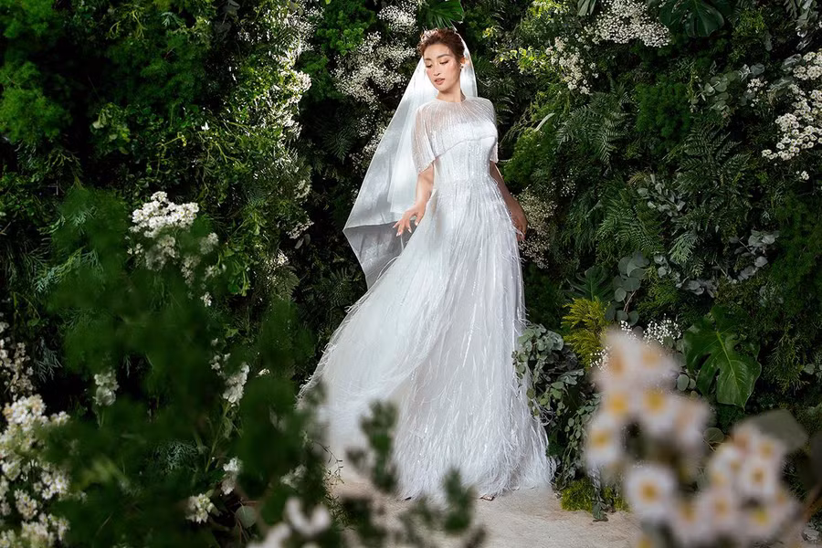 Theo chủ nhân của bộ sưu tập này, anh rất khắt khe khi thực hiện váy cưới, vì nó có ý nghĩa to lớn trong ngày trọng đại của phụ nữ. Không chỉ giúp cô dâu trở nên lộng lẫy, chiếc váy cưới còn là kỷ niệm không thể quên, đánh dấu cái kết viên mãn của tình yêu đôi lứa. Ảnh: Lê Thiện Viễn