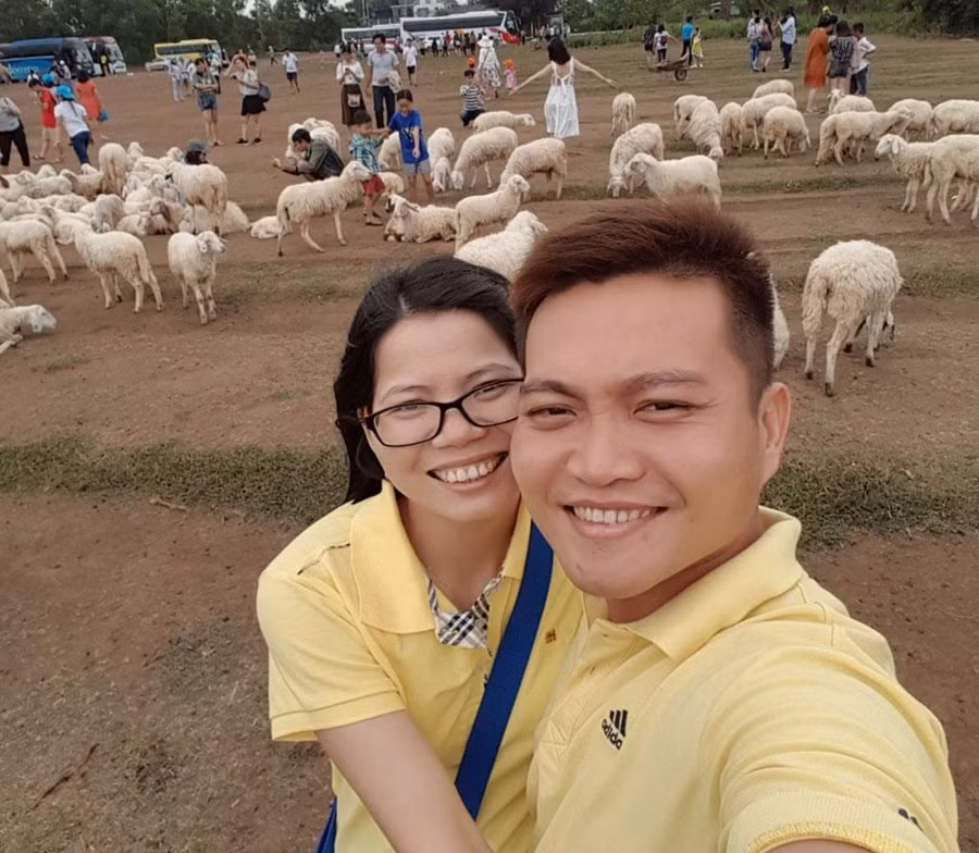 Vợ chồng điều dưỡng Bùi Thị Tỉnh - Châu Phú Hiếu trước đợt dịch thứ 4. Ảnh: NVCC