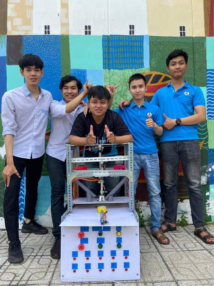 H.Phúc (áo đen) hoàn thành mô hình máy ép cho môn học tại trường. Ảnh: NVCC