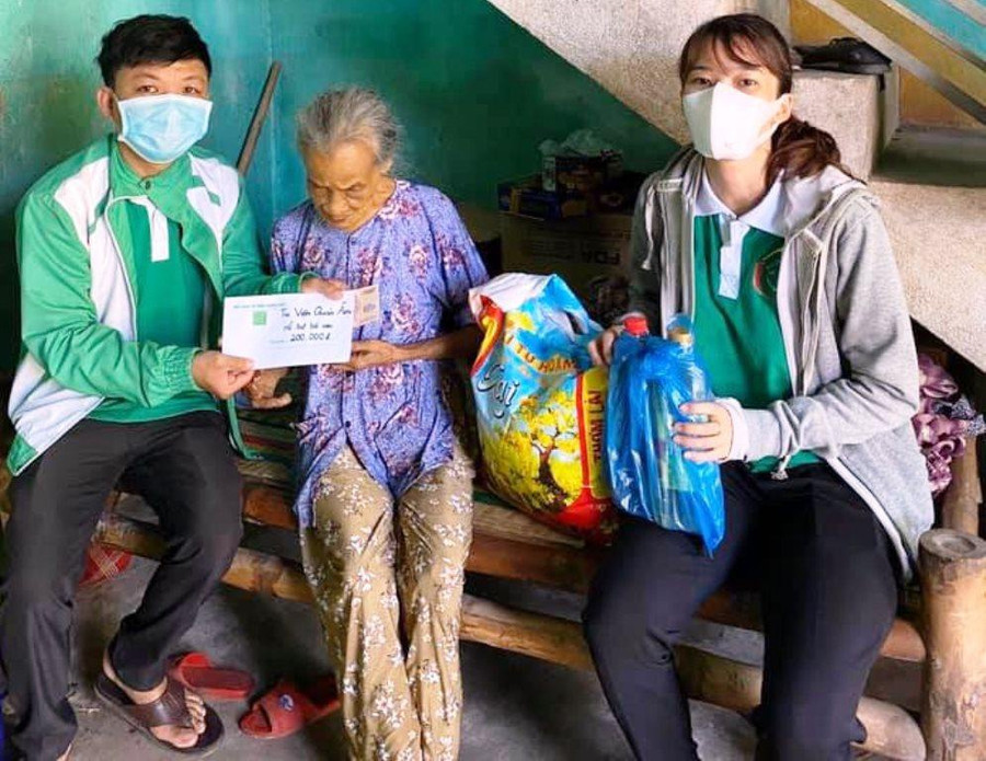 Anh Ngà (trái qua phải) hỗ trợ cho những hoàn cảnh khó khăn. Ảnh: Thu Vui Anh Ngà (trái qua phải) hỗ trợ cho những hoàn cảnh khó khăn. Ảnh: Thu Vui