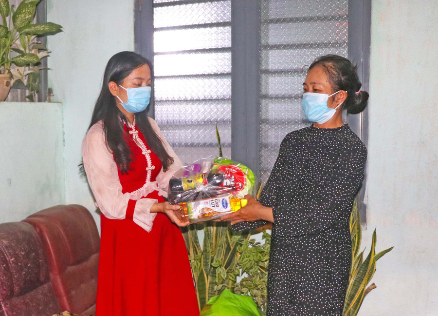 Chị Phạm Thị Thu Thủy (bìa trái) tặng quà cho hội viên gặp khó khăn bởi dịch Covid-19. Ảnh: Ngọc Minh