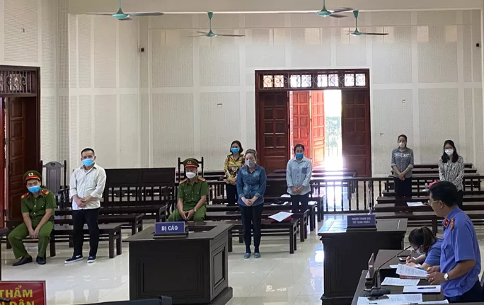 "Trùm" giang hồ Dũng "Phương" cùng 5 bị cáo tại phiên tòa.