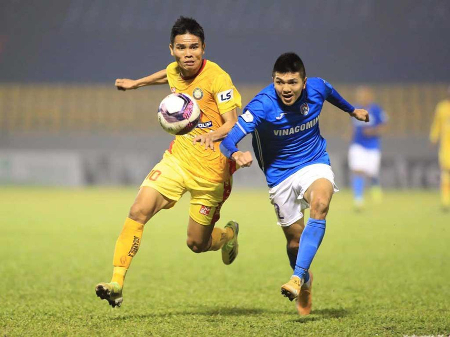 Việc thiếu CLB Than Quảng Ninh (phải) buộc V-League 2022 phải điều chỉnh lại phương án thi đấu. Ảnh: Minh Tú