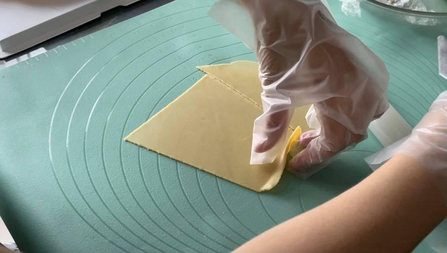  Vỏ bánh xôi được cắt tạo hình từ đôi bàn tay khéo léo của chị Phương. Ảnh: NVCC