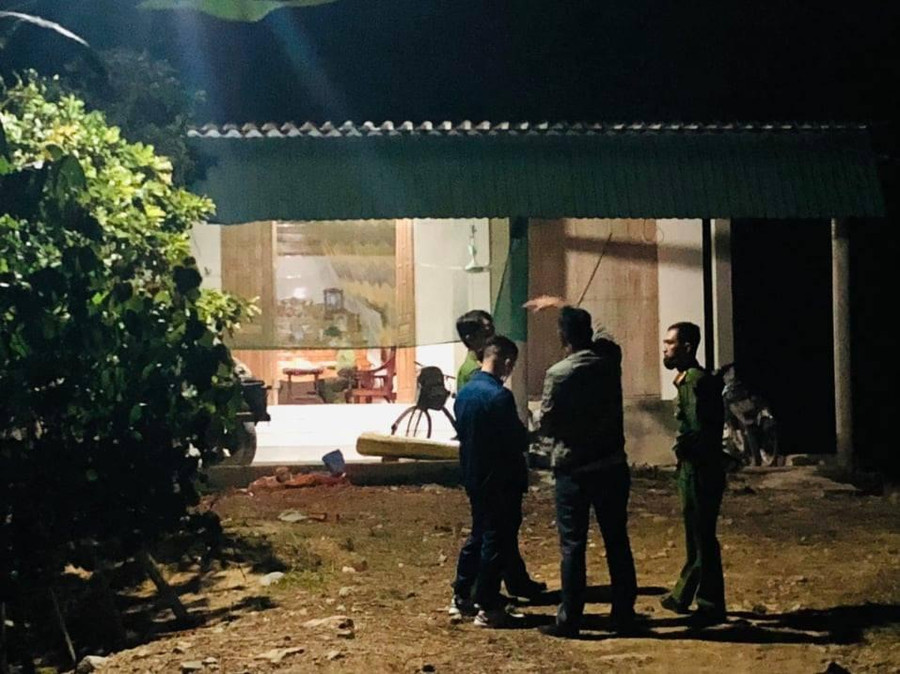 Lực lượng công an đang khám nghiệm hiện trường vụ bé trai bị sát hại. Ảnh: Tân Kỳ Lực lượng công an đang khám nghiệm hiện trường vụ bé trai bị sát hại. Ảnh: Tân Kỳ