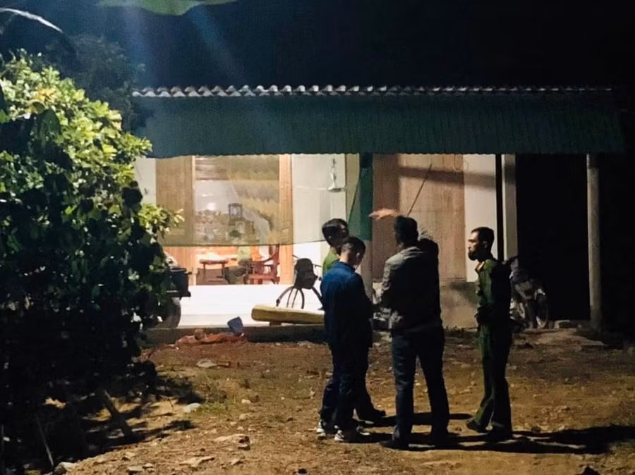  Lực lượng công an đang khám nghiệm hiện trường vụ bé trai bị sát hại. Ảnh: Tân Kỳ