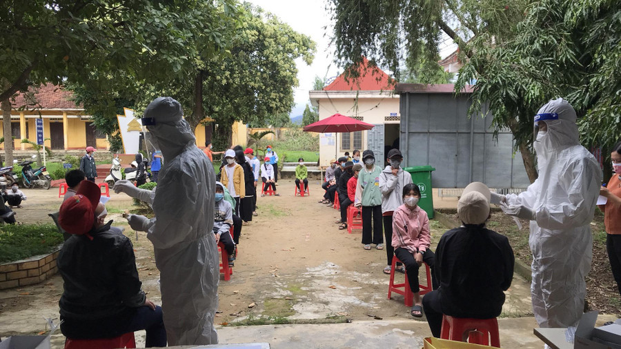 Cơ quan y tế lấy mẫu xét nghiệm cho học sinh một trường học ở H.Ea Kar. Ảnh: CTV