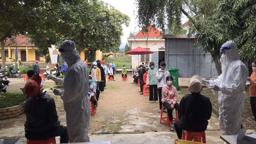 Cơ quan y tế lấy mẫu xét nghiệm cho học sinh một trường học ở H.Ea Kar. Ảnh: CTV