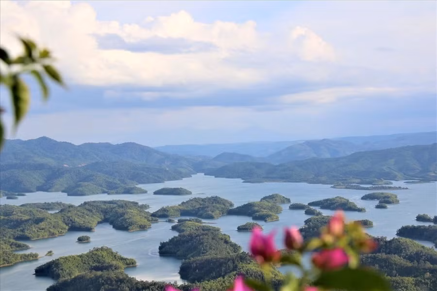 Hồ Tà Đùng với hơn 40 hòn đảo lớn nhỏ được xem là điểm đến hấp dẫn cho nhà đầu tư.
