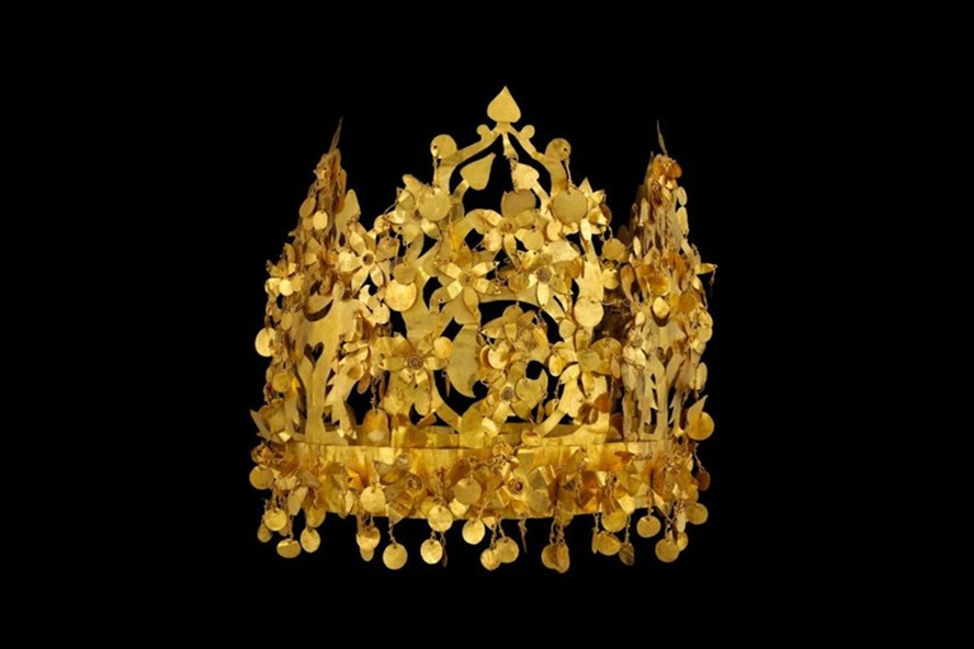 Chiếc vương miện vàng cực kỳ giá trị này chỉ là một phần trong kho báu Bactrian. Ảnh: AFP