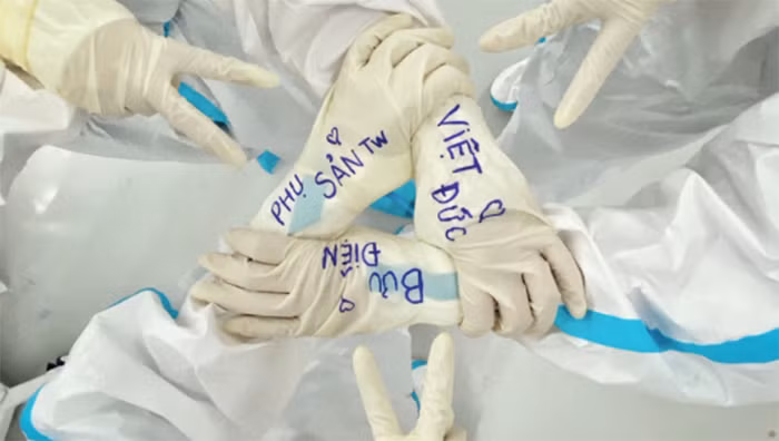 Cái nắm tay đoàn kết của các lực lượng hỗ trợ Bệnh viện dã chiến số 13.