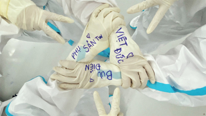 Cái nắm tay đoàn kết của các lực lượng hỗ trợ Bệnh viện dã chiến số 13.