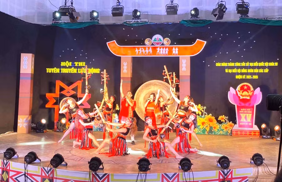 Một tiết mục của Nhà hát Ca múa nhạc tổng hợp Đam San trong chương trình dự thi. Ảnh: Lam Nguyên