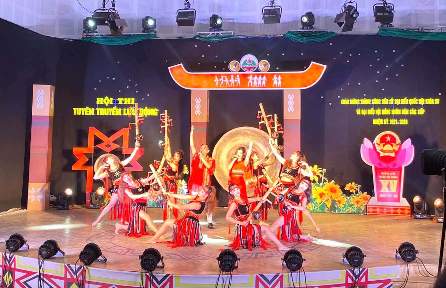 Một tiết mục của Nhà hát Ca múa nhạc tổng hợp Đam San trong chương trình dự thi. Ảnh: Lam Nguyên
